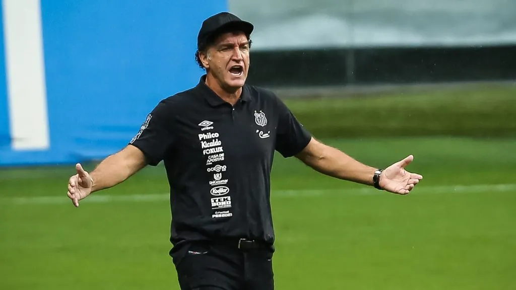 Cuca em tempos de Santos. O treinador ficou irritado com Marcos Rocha na final da Libertadores – Foto: Pedro H. Tesch/AGIF