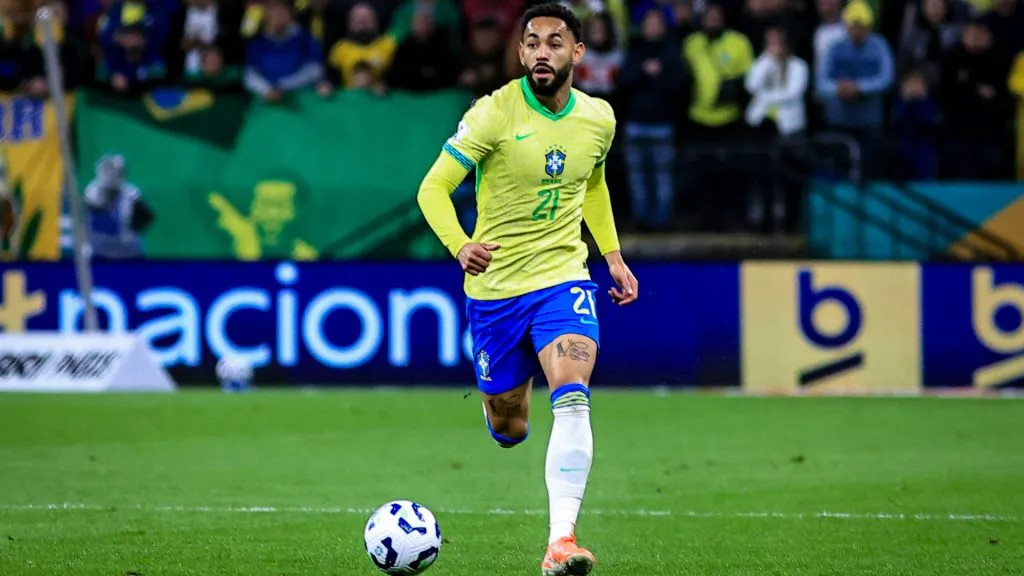 Matheus Cunha em ação pela Seleção Brasileira contra o Paraguai – Foto: Fabio Giannelli/AGIF