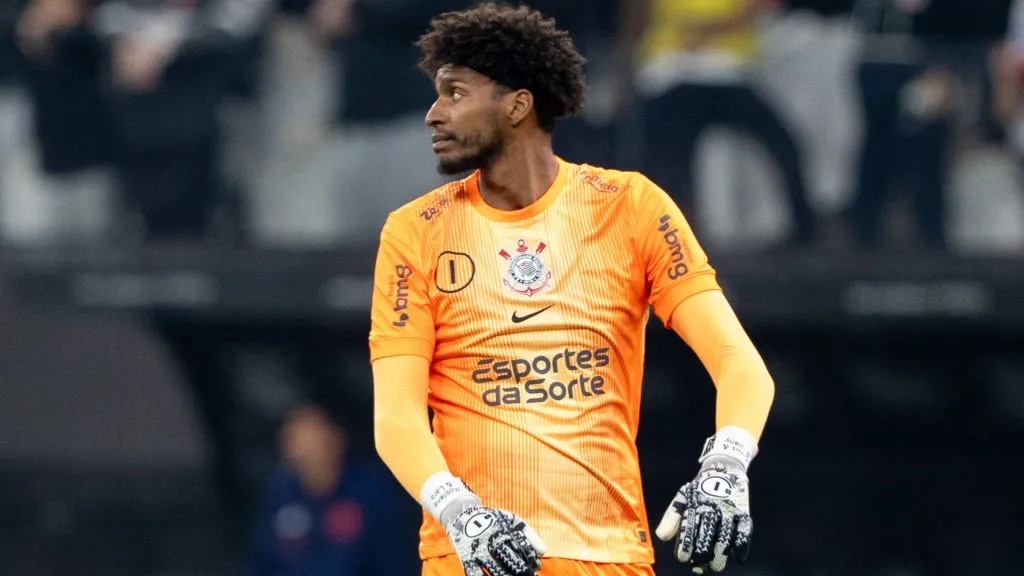 Hugo Souza é o principal desfalque do Corinthians contra o Santos – Foto: Joisel Amaral/AGIF