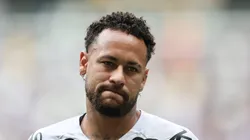 Neymar jogador do Santos durante aquecimento antes da partida contra o Atletico-MG no estadio Arena MRV pelo campeonato Brasileiro A 2025. Foto: Gilson Lobo/AGIF