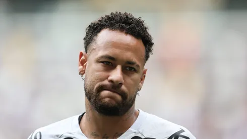 Neymar jogador do Santos durante aquecimento antes da partida contra o Atletico-MG no estadio Arena MRV pelo campeonato Brasileiro A 2025. Foto: Gilson Lobo/AGIF