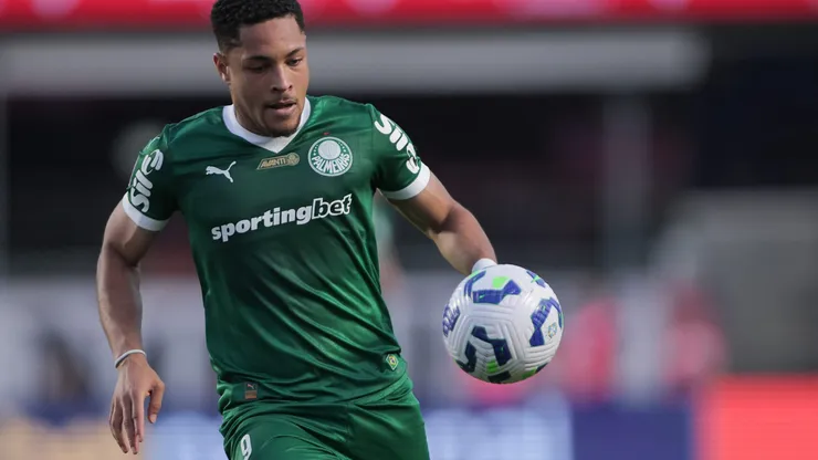 SP - SAO PAULO - 05/10/2025 - BRASILEIRO A 2025, SAO PAULO X PALMEIRAS - Vitor Roque jogador do Palmeiras durante partida contra o Sao Paulo no estadio Morumbi pelo campeonato Brasileiro A 2025. Foto: Ettore Chiereguini/AGIF