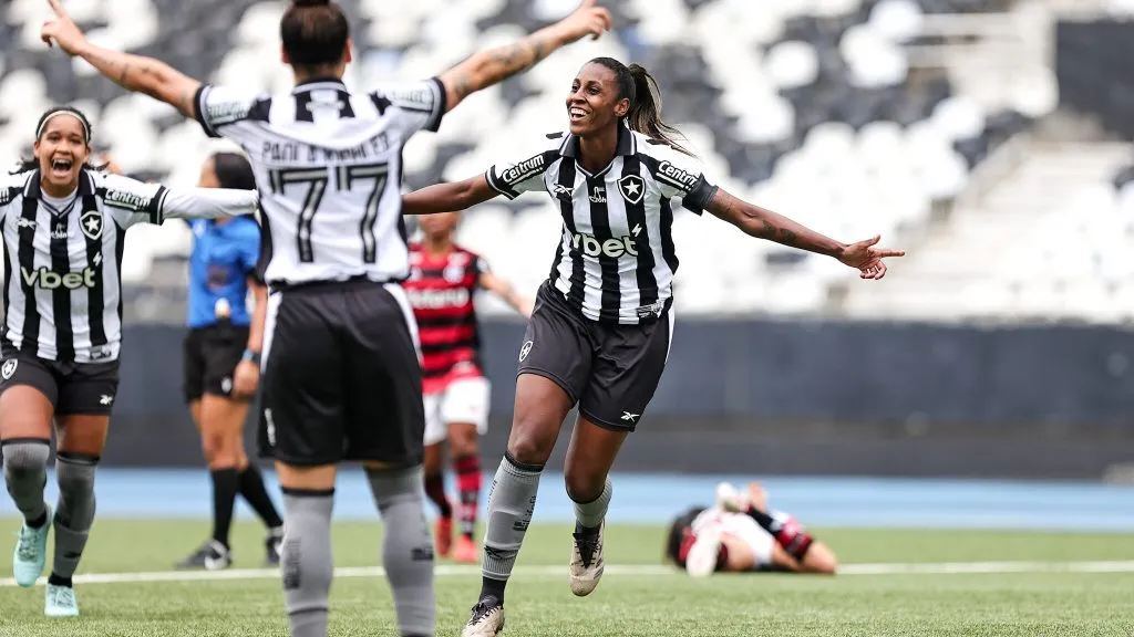 Jogadoras do Botafogo celebram gol contra o Flamengo no Campeonato Carioca Feminino