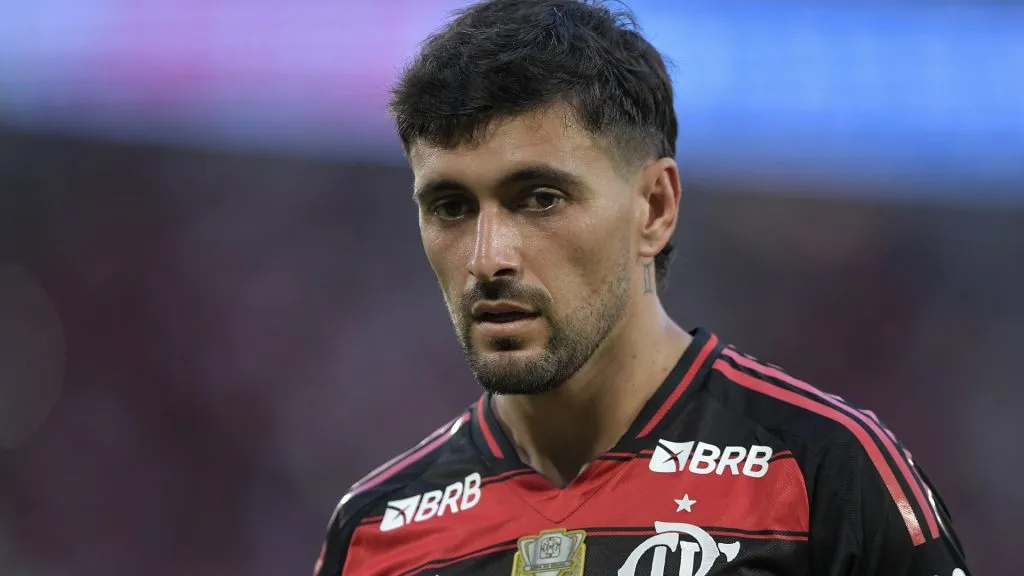 Arrascaeta defendendo o Flamengo na partida contra o Grêmio – Foto: Thiago Ribeiro/AGIF