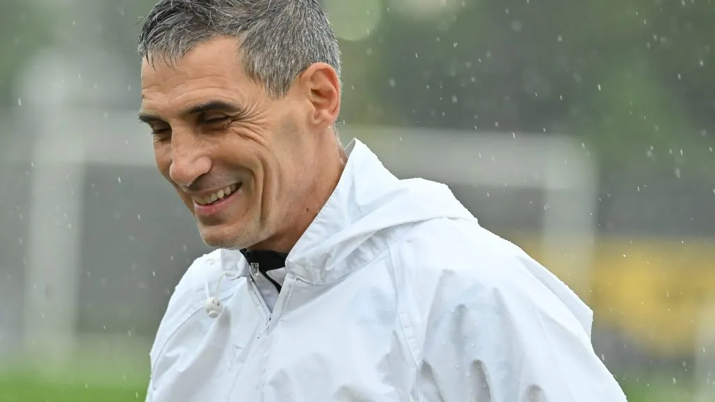 SP – SANTOS – 10/10/2025 – SANTOS, TREINO – Vojvoda tecnico do Santos durante treino no Centro de Treinamento CT Rei Pele. Foto: Jota Erre/AGIF