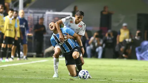 SP - SANTOS - 01/10/2025 - BRASILEIRO A 2025, SANTOS X GREMIO - Alexis Duarte jogador do Santos durante partida contra o Gremio no estadio Vila Belmiro pelo campeonato Brasileiro A 2025. Foto: Mauricio De Souza/AGIF