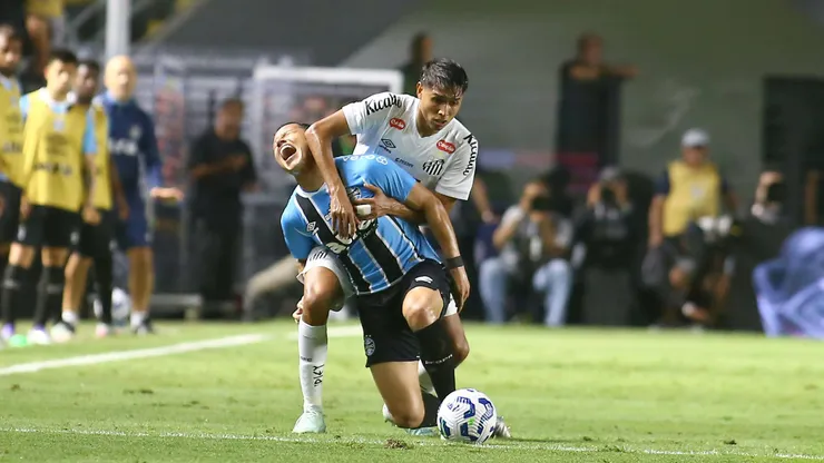 SP - SANTOS - 01/10/2025 - BRASILEIRO A 2025, SANTOS X GREMIO - Alexis Duarte jogador do Santos durante partida contra o Gremio no estadio Vila Belmiro pelo campeonato Brasileiro A 2025. Foto: Mauricio De Souza/AGIF