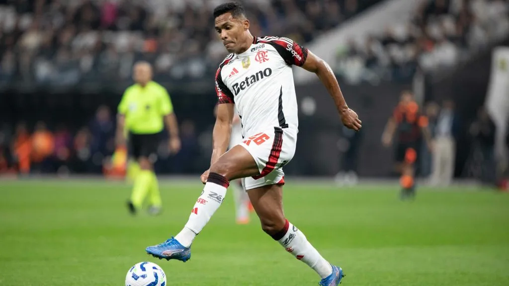 SP – SAO PAULO – 28/09/2025 – BRASILEIRO A 2025, CORINTHIANS X FLAMENGO – Alex Sandro jogador do Flamengo durante partida contra o Corinthians no estadio Arena Corinthians pelo campeonato Brasileiro A 2025. Foto: Joisel Amaral/AGIF