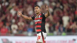 RJ - RIO DE JANEIRO - 02/10/2025 - BRASILEIRO A 2025, FLAMENGO X CRUZEIRO - Alex Sandro jogador do Flamengo durante partida contra o Cruzeiro no estadio Maracana pelo campeonato Brasileiro A 2025. Foto: Thiago Ribeiro/AGIF