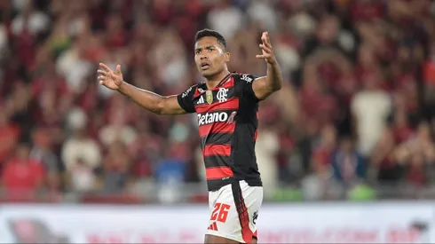 RJ - RIO DE JANEIRO - 02/10/2025 - BRASILEIRO A 2025, FLAMENGO X CRUZEIRO - Alex Sandro jogador do Flamengo durante partida contra o Cruzeiro no estadio Maracana pelo campeonato Brasileiro A 2025. Foto: Thiago Ribeiro/AGIF