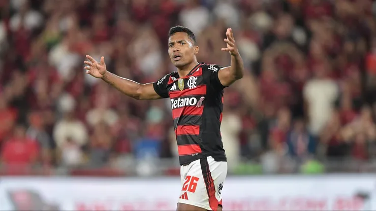 RJ - RIO DE JANEIRO - 02/10/2025 - BRASILEIRO A 2025, FLAMENGO X CRUZEIRO - Alex Sandro jogador do Flamengo durante partida contra o Cruzeiro no estadio Maracana pelo campeonato Brasileiro A 2025. Foto: Thiago Ribeiro/AGIF
