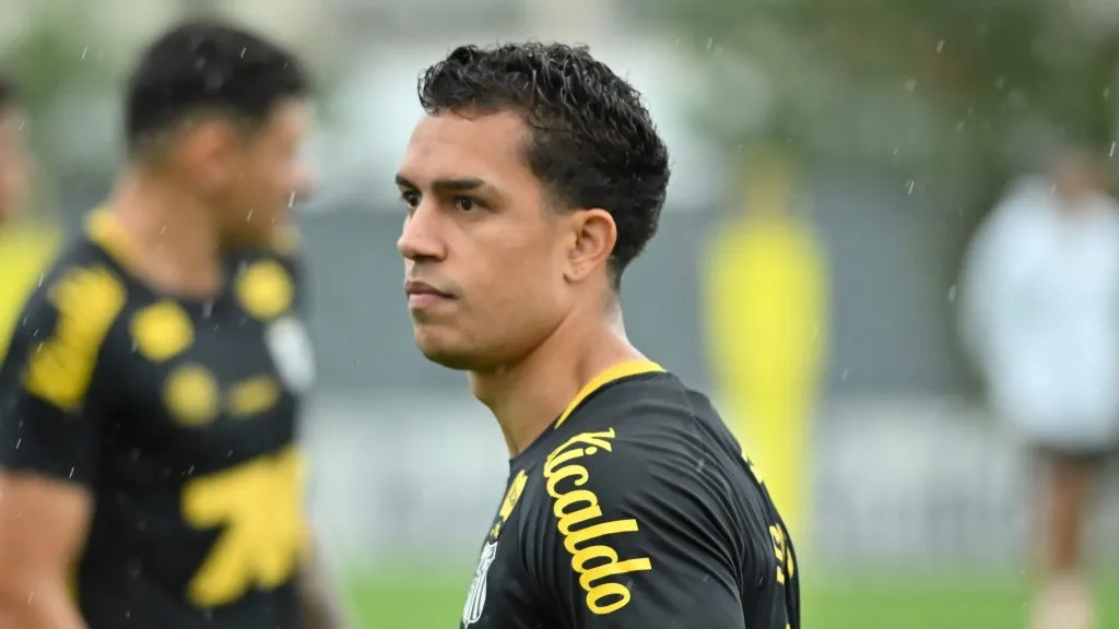 SP – SANTOS – 10/10/2025 – SANTOS, TREINO – Igor Vinicius jogador do Santos durante treino no Centro de Treinamento CT Rei Pele. Foto: Jota Erre/AGIF