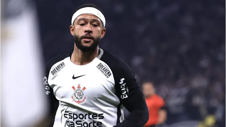 SP - SAO PAULO - 23/07/2025 - BRASILEIRO A 2025, CORINTHIANS X CRUZEIRO - Memphis Depay jogador do Corinthians durante partida contra o Cruzeiro no estadio Arena Corinthians pelo campeonato Brasileiro A 2025. Foto: Marcello Zambrana/AGIF