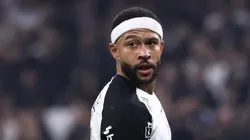 Memphis Depay deve jogar contra o Santos.