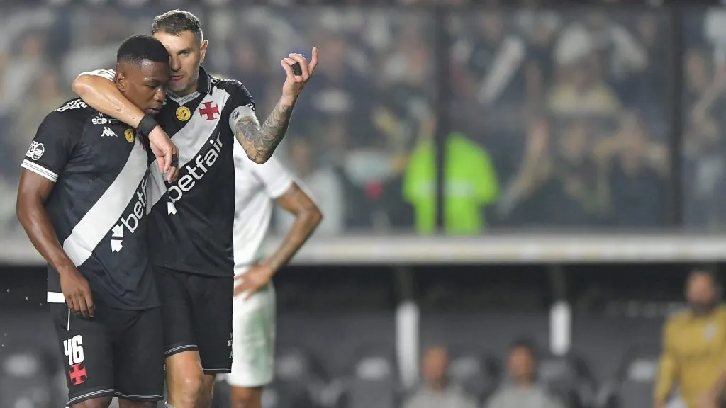 Vegetti e Cuesta jogadores do Vasco durante partida contra o Ceara no estadio São Januário pelo campeonato Brasileiro A 2025. Foto: Thiago Ribeiro/AGIF