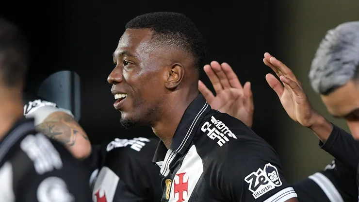 Cuesta jogador do Vasco comemora seu gol durante partida contra o Ceara no estadio Sao Januario pelo campeonato Brasileiro A 2025. Foto: Thiago Ribeiro/AGIF