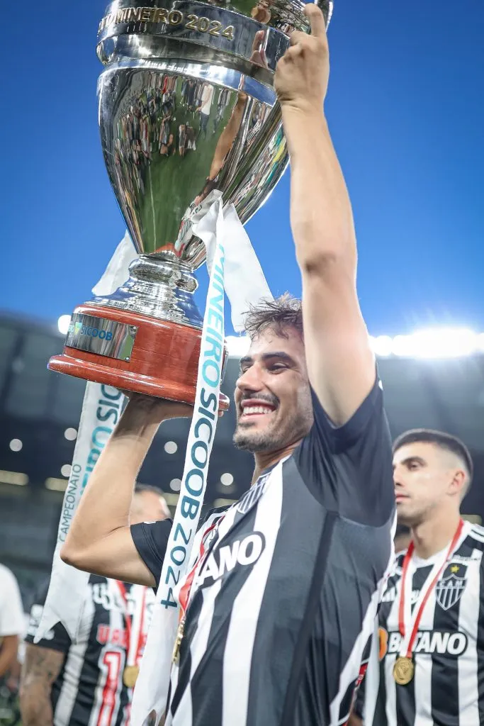 Igor Gomes segurando a taça do Campeonato Mineiro de 2024 – Foto: Pedro Souza / Atlético