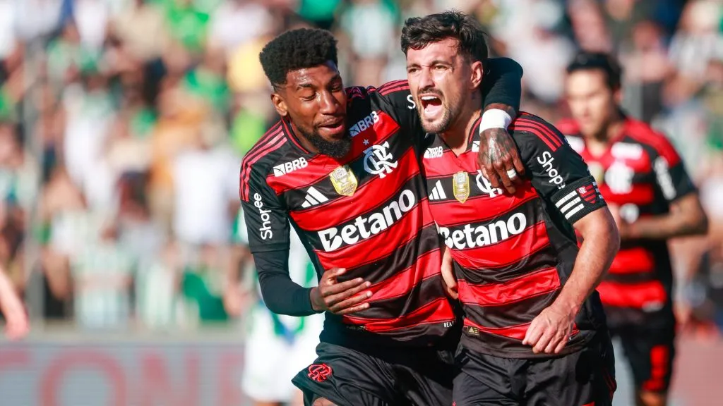 Arrascaeta jogador do Flamengo comemora seu gol com Emerson Royal durante partida contra o Juventude. Foto: Luiz Erbes/AGIF