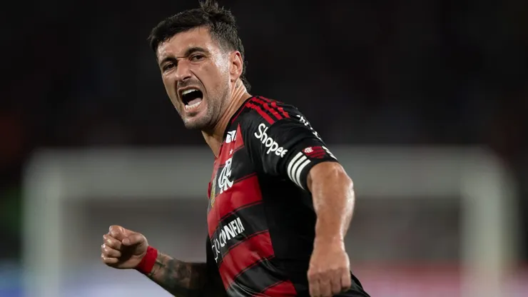 Arrascaeta jogador do Flamengo comemora seu gol durante partida contra o Vitoria no estadio Maracana pelo campeonato Brasileiro A 2025. Foto: Jorge Rodrigues/AGIF