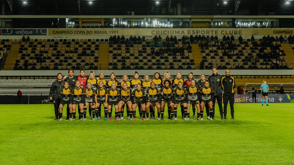 Time feminino do Criciúma em campo