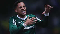 Vitor Roque volta de suspensão como esperança de gols em Palmeiras x Bragantino.