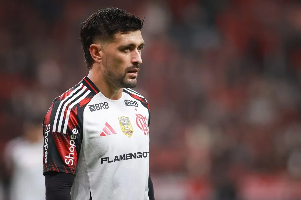 Arrascaeta ficará no Flamengo por mais temporadas. Foto: Maxi Franzoi/AGIF