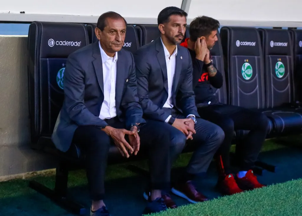Ramon Diaz tecnico do Internacional ao lado de Emiliano Diz auxiliar-tecnico do Internacional durante partida contra o Juventude no estadio Alfredo Jaconi pelo campeonato Brasileiro A 2025. Foto: Luiz Erbes/AGIF