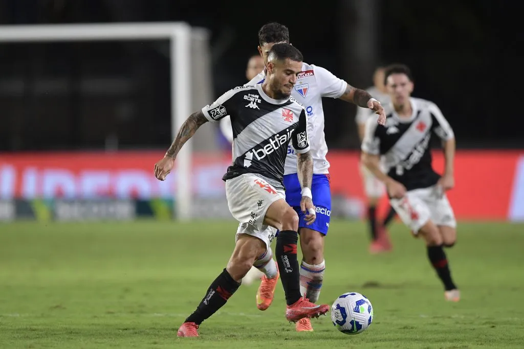 Coutinho jogador do Vasco durante partida contra o Fortaleza – Foto: Thiago Ribeiro/AGIF