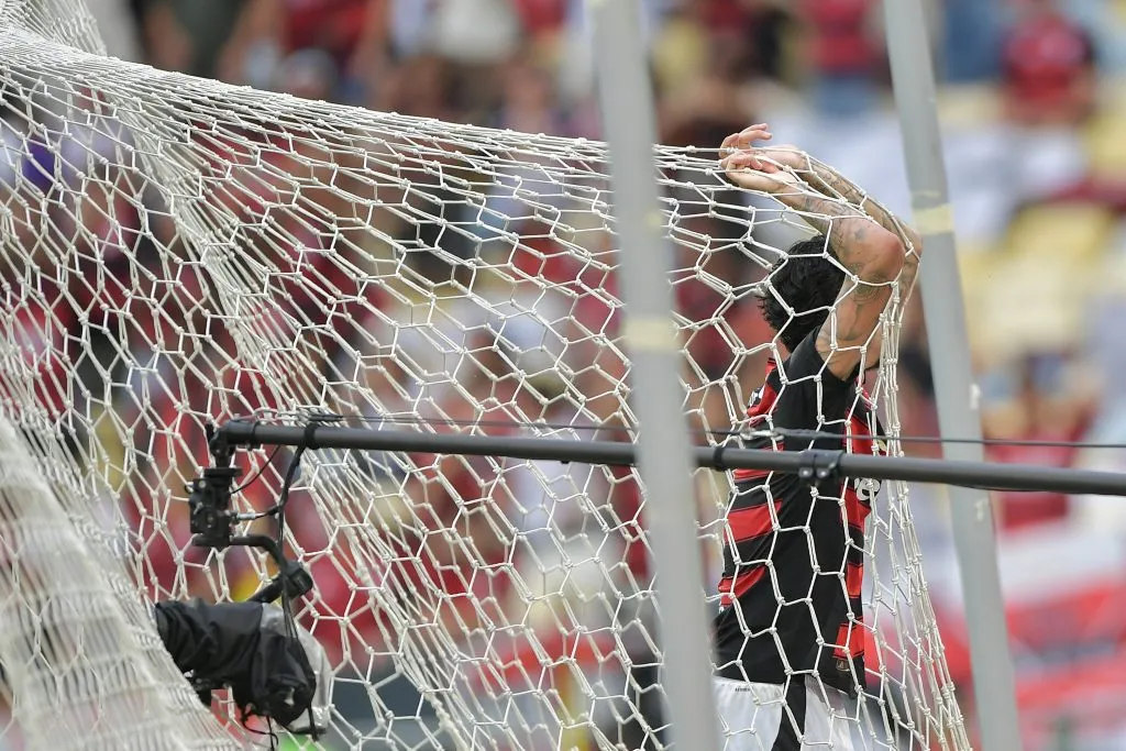 Pedro vem tendo menos minutos nos últimos jogos pelo Flamengo. Foto: Thiago Ribeiro/AGIF