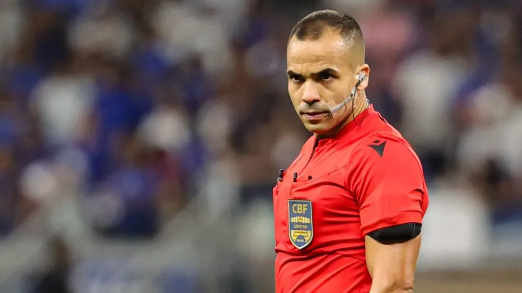 Árbitro Alex Gomes Stefano durante partida entre Cruzeiro e Corinthians no estadio Mineirao pelo campeonato Brasileiro A 2024. Foto: Gilson Lobo/AGIF