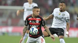 Everton Cebolinha jogador do Flamengo disputa lance com Marola Freitas jogador do Botafogo durante partida no estadio Maracana pelo campeonato Brasileiro A 2025. Foto: Thiago Ribeiro/AGIF
