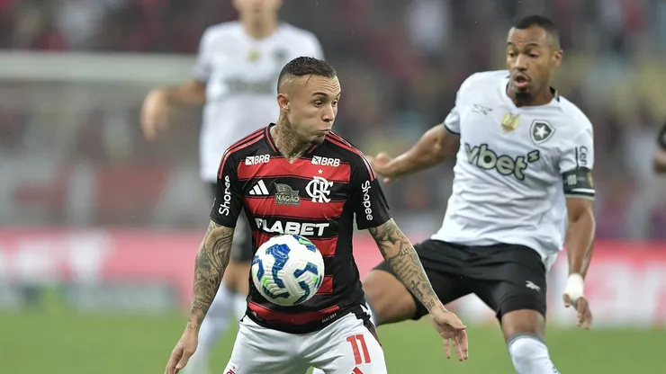 Everton Cebolinha jogador do Flamengo disputa lance com Marola Freitas jogador do Botafogo durante partida no estadio Maracana pelo campeonato Brasileiro A 2025. Foto: Thiago Ribeiro/AGIF