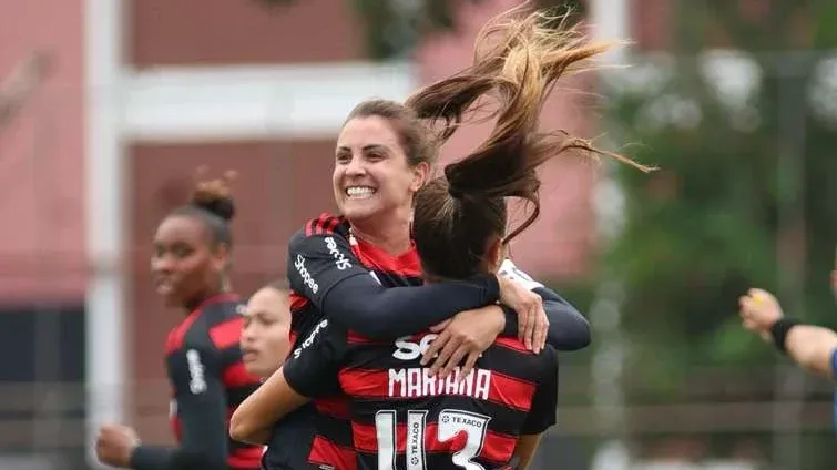 Jogadoras do Flamengo celebram gol contra Vasco no Carioca Feminino 2025