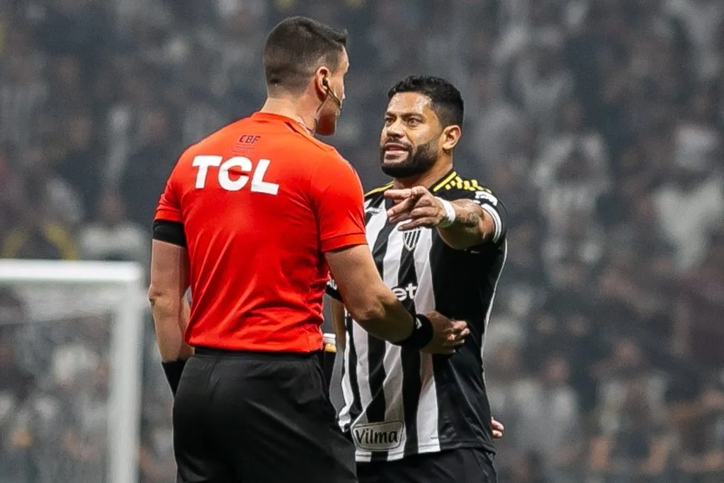 Galo mostra preocupação com “excesso de rigor” em cima de Hulk. Foto: Fernando Moreno/AGIF