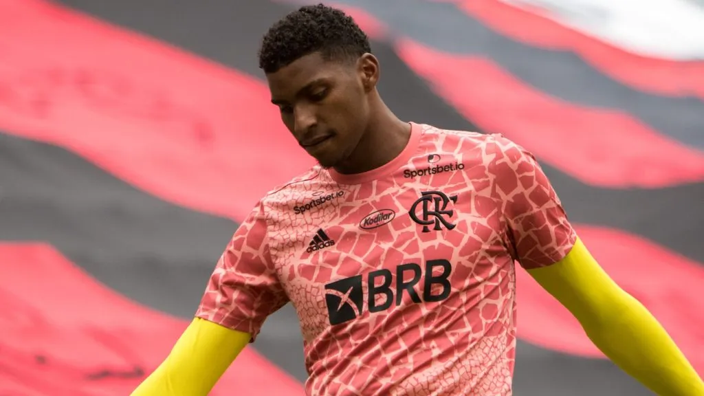 Hugo Souza durante aquecimento pelo Flamengo. Foto: Robson Mafra/AGIF