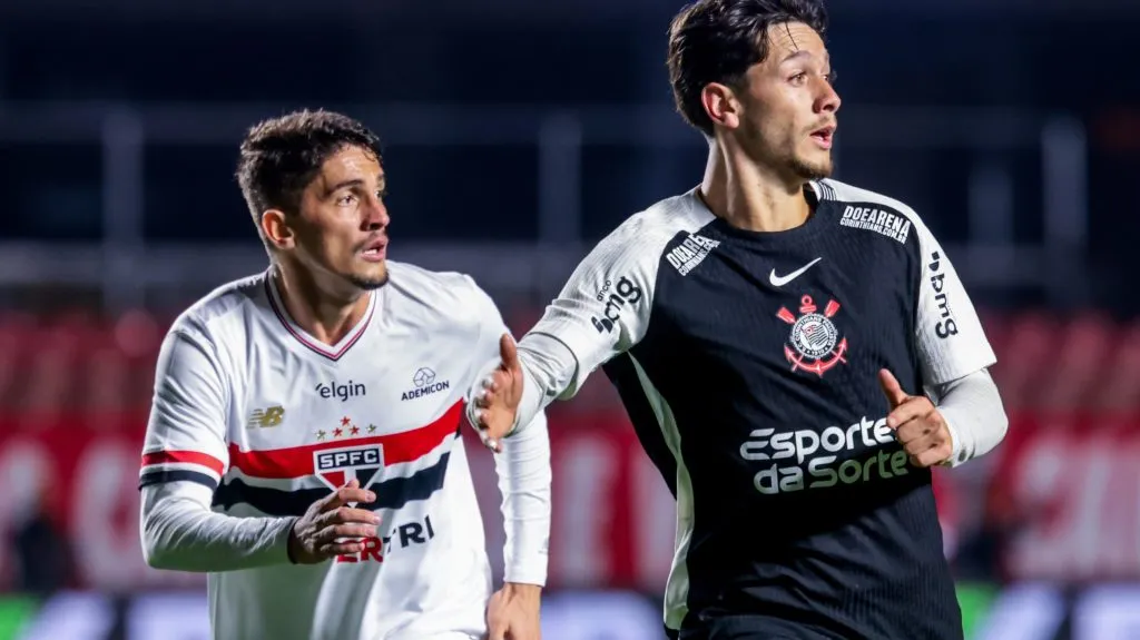 Garro disputando lance contra o SPFC. Foto: Marcello Zambrana/AGIF