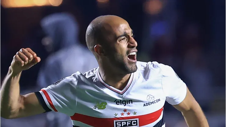 SP - SAO PAULO - 19/08/2025 - COPA LIBERTADORES 2025, SAO PAULO X ATLETICO NACIONAL - Lucas Moura jogador do Sao Paulo comemora vitoria ao final da partida contra o Atletico Nacional no estadio Morumbi pelo campeonato Copa Libertadores 2025.