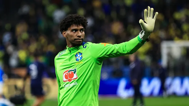 Hugo Souza defendendo a Seleção Brasileira - Foto: Fabio Giannelli/AGIF