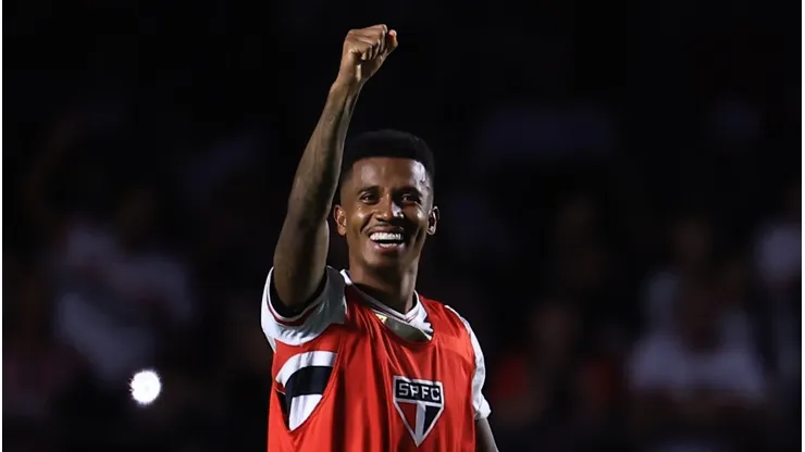 SP - SAO PAULO - 20/04/2025 - BRASILEIRO A 2025, SAO PAULO X SANTOS - Marcos Antonio jogador do Sao Paulo comemora vitoria ao final da partida contra o Santos no estadio Morumbi pelo campeonato Brasileiro A 2025. Foto: Marcello Zambrana/AGIF