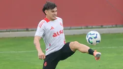 Bernabei em treino no CT Parque Gigante