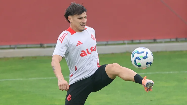 Bernabei em treino no CT Parque Gigante