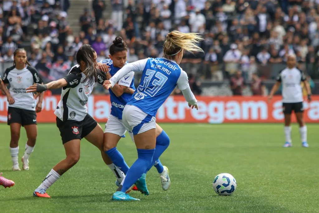 Último duelo entre os rivais pegou fogo.  Foto: Lucas Gabriel Cardoso/AGIF