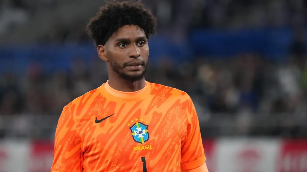 Hugo Souza jogando no Brasil – Foto: Koji Watanabe/Getty Images