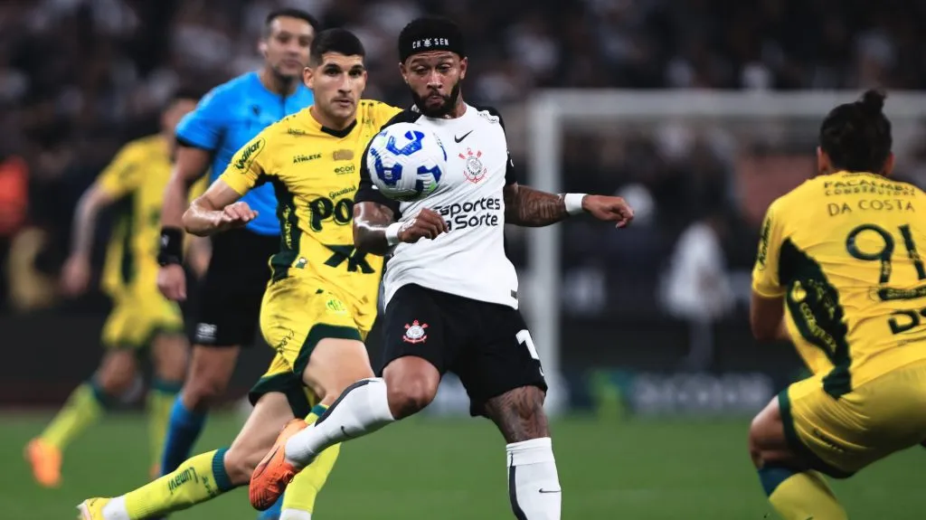 Memphis Depay disputando lance. Foto: Ettore Chiereguini/AGIF