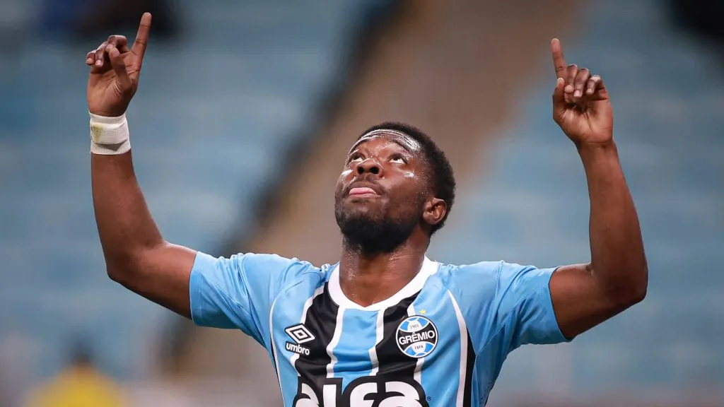 Amuzu comemora gol pelo Imortal – Foto: Maxi Franzoi/AGIF