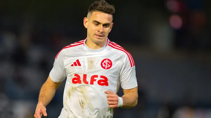 Rafael Borré durante partida entre RB Bragantino x Internacional - Foto: Anderson Romão/AGIF