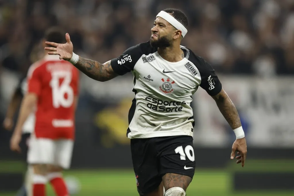 Memphis Depay jogador do Corinthians comemora seu gol diante do Internacional – (Photo by Miguel Schincariol/Getty Images)