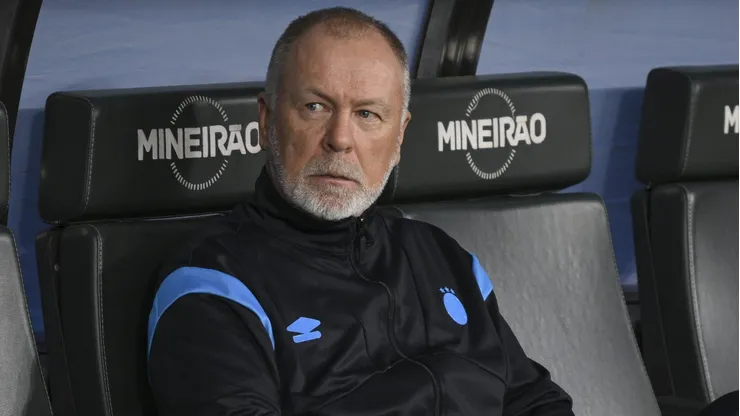 Mano Menezes, técnico do Grêmio em partida pelo campeonato brasileiro (Foto: Heuler Andrey/Getty Images)