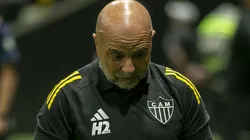 Sampaoli tem uma série de desfalques na defesa e tenta quebrar a cabeça para clássico contra o Cruzeiro.
