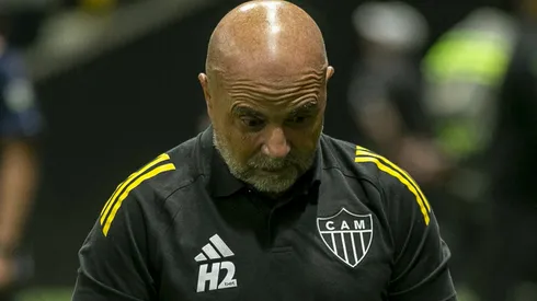 Sampaoli tem uma série de desfalques na defesa e tenta quebrar a cabeça para clássico contra o Cruzeiro.